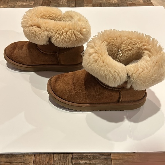 UGG Bailey Button Brown Short Sheepskin Boots - Picture 5 of 15